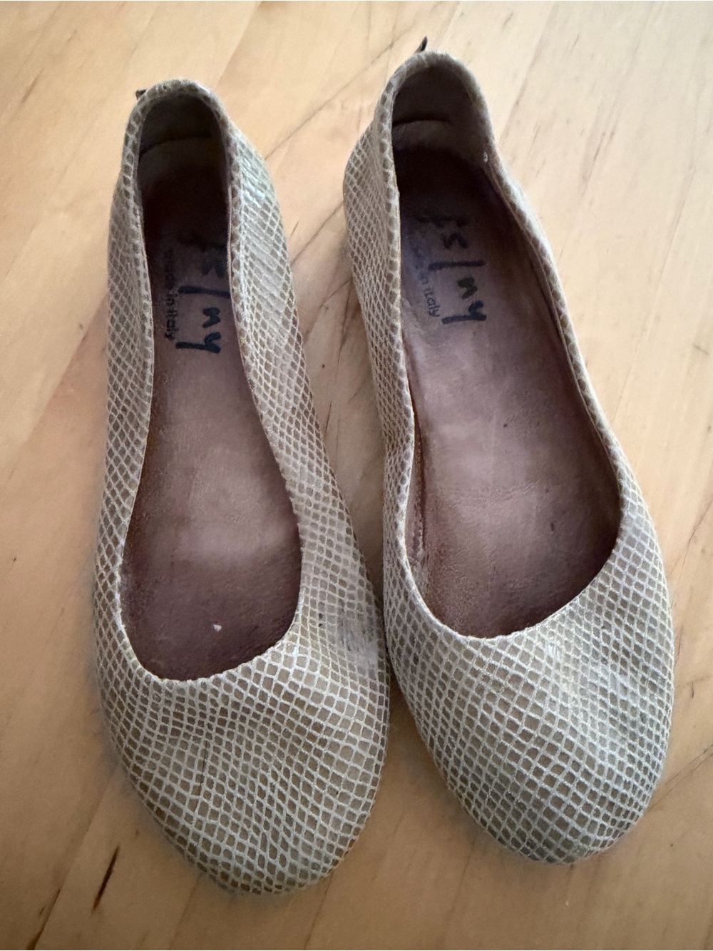 FSLNY Women’s Beige Textured Ballet Flats